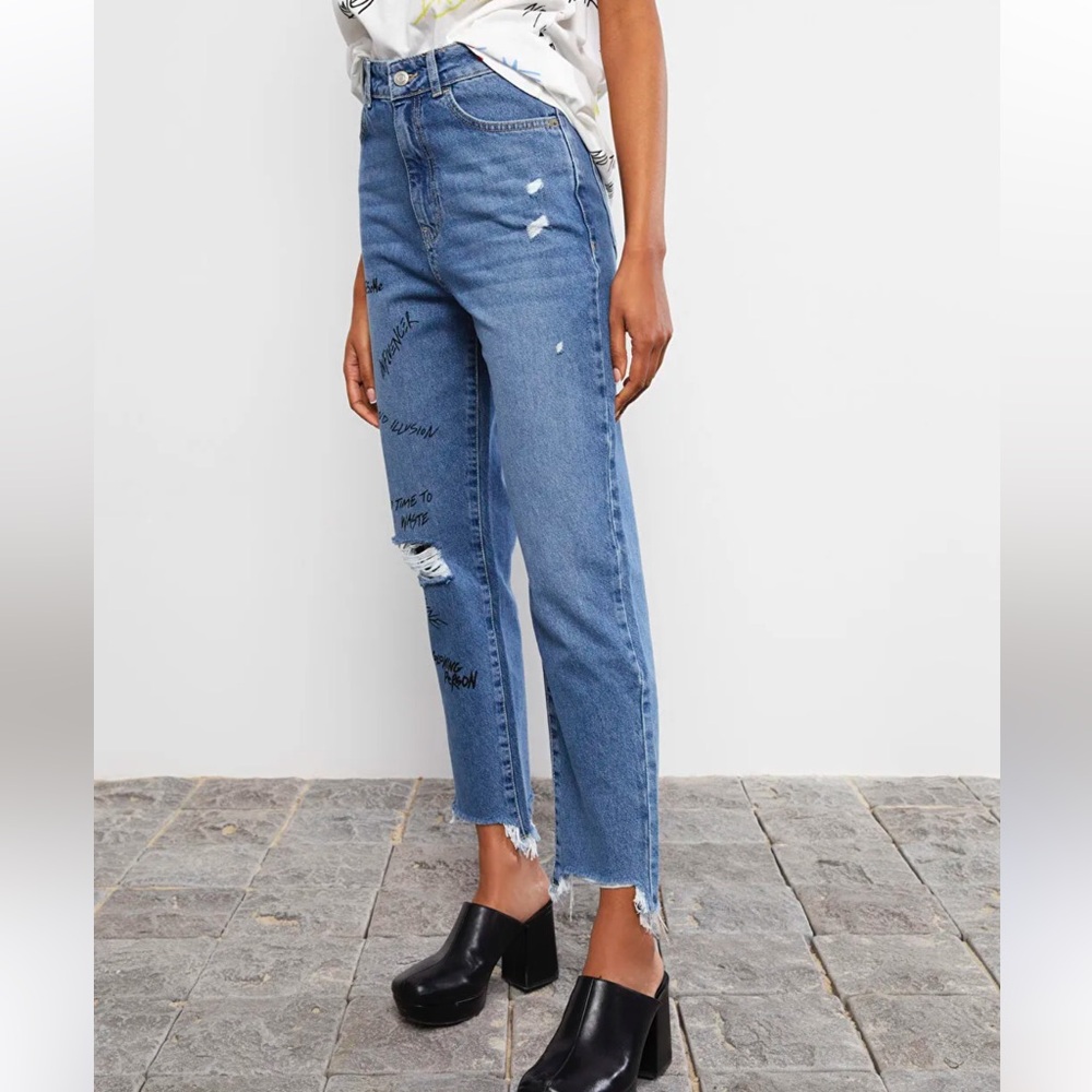 NWOT Zara - “Classic Mom Fit” High Rise Straight Denim